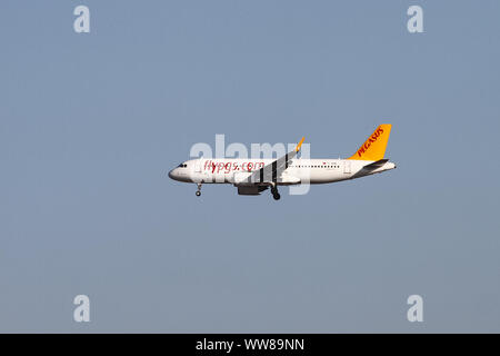 ISTANBUL, TURQUIE - Juillet 03, 2019 : Pegasus Airlines Airbus A320-251N (CN 7990) l'atterrissage à l'aéroport Sabiha Gökçen. Banque D'Images