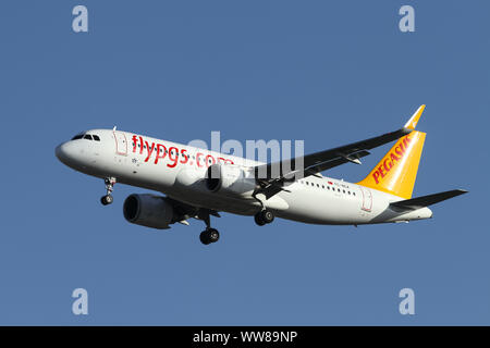 ISTANBUL, TURQUIE - Juillet 03, 2019 : Pegasus Airlines Airbus A320-251N (CN 8868) l'atterrissage à l'aéroport Sabiha Gökçen. Banque D'Images