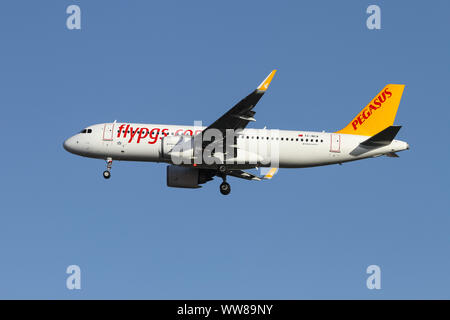 ISTANBUL, TURQUIE - Juillet 03, 2019 : Pegasus Airlines Airbus A320-251N (CN 8868) l'atterrissage à l'aéroport Sabiha Gökçen. Banque D'Images