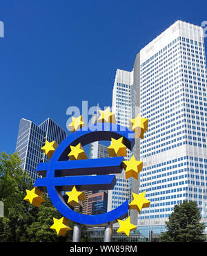 Symbole de l'euro face à la BCE, Banque centrale européenne, l'Eurotower, Frankfurt am Main, Hesse, Germany, Europe Banque D'Images