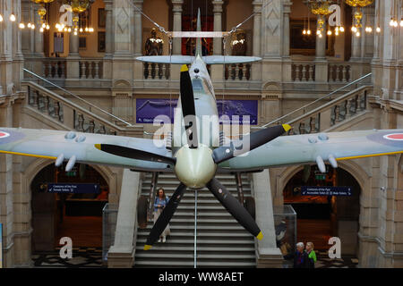 Spitfire accroché dans le Kelvingrove Art Gallery and Museum, plus grand que les spitfires utilisé pendant la seconde guerre mondiale 2 Banque D'Images