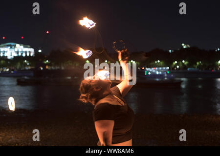 Oxo Tower Warf, Londres, Royaume-Uni. 13 sept., 2019. Fire spinners rencontrez pour leur pleine lune une fois par mois au spin incendie Oxo Warf, sur les rives de la Tamise. Penelope Barritt/Alamy Live News Banque D'Images