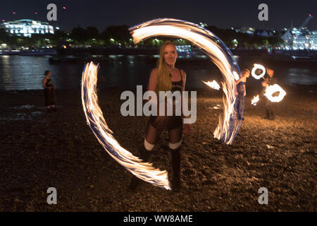 Oxo Tower Warf, Londres, Royaume-Uni. 13 sept., 2019. Fire spinners rencontrez pour leur pleine lune une fois par mois au spin incendie Oxo Warf, sur les rives de la Tamise. Penelope Barritt/Alamy Live News Banque D'Images