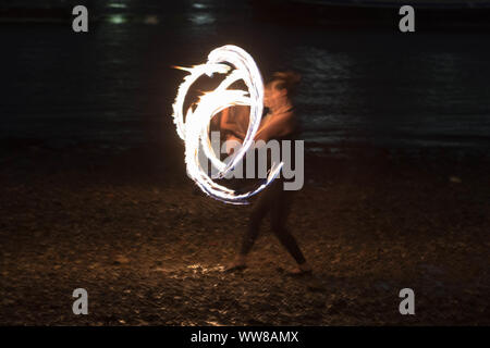 Oxo Tower Warf, Londres, Royaume-Uni. 13 sept., 2019. Fire spinners rencontrez pour leur pleine lune une fois par mois au spin incendie Oxo Warf, sur les rives de la Tamise. Penelope Barritt/Alamy Live News Banque D'Images
