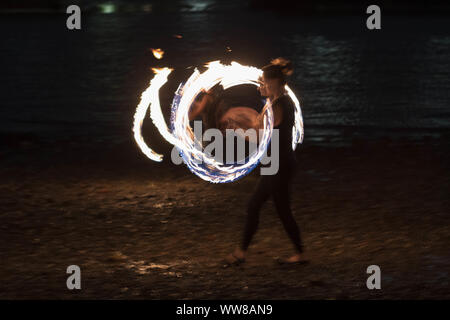 Oxo Tower Warf, Londres, Royaume-Uni. 13 sept., 2019. Fire spinners rencontrez pour leur pleine lune une fois par mois au spin incendie Oxo Warf, sur les rives de la Tamise. Penelope Barritt/Alamy Live News Banque D'Images