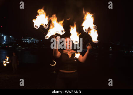 Oxo Tower Warf, Londres, Royaume-Uni. 13 sept., 2019. Fire spinners rencontrez pour leur pleine lune une fois par mois au spin incendie Oxo Warf, sur les rives de la Tamise. Penelope Barritt/Alamy Live News Banque D'Images