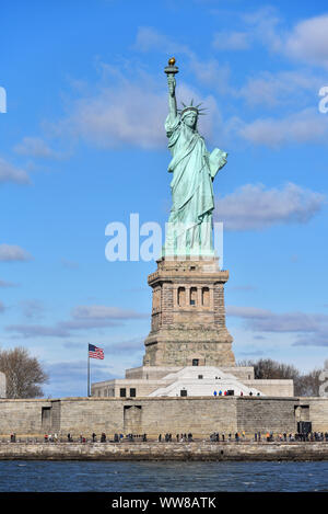 Statue de la liberté on a sunny day, New York City, USA. Banque D'Images