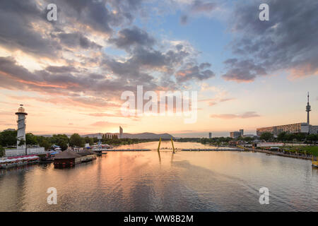 Wien, Vienne, Donauinsel (île du Danube), Neue Donau River Danube (Nouveau), restaurants flottants au 'Sunken City', la Copa Cagrana, Bois de Vienne en 22. Donaustadt, Wien, Autriche Banque D'Images