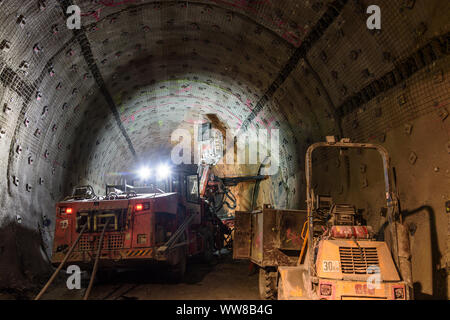 Spital am Semmering, perçage des trous de mine à Semmering-Basistunnel (Tunnel de Base) de Semmering Semmeringbahn (chemin de fer du Semmering) en construction par un consortium d'Implenia Entreprise et client, Swietelsky ÖBB (chemins de fer autrichiens), Fréchette site¶schnitzgraben, nouvelle méthode de tunneling autrichienne (NATM), également connu sous le nom de méthode d'excavation séquentiel (SEM) dans Hochsteiermark, Steiermark, Styrie, Autriche Banque D'Images