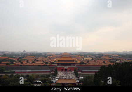 Beijing, Chine. 13 Sep, 2019. Les touristes chinois visiter la Cité Interdite à Beijing le vendredi 13 septembre, 2019. Capitale de la Chine est en voie d'abandonner le monde, la plupart des villes polluées à 200 cette année, avec des concentrations de smog dangereux de tomber à leur plus bas niveau jamais enregistré cette année. Photo par Stephen Shaver/UPI UPI : Crédit/Alamy Live News Banque D'Images