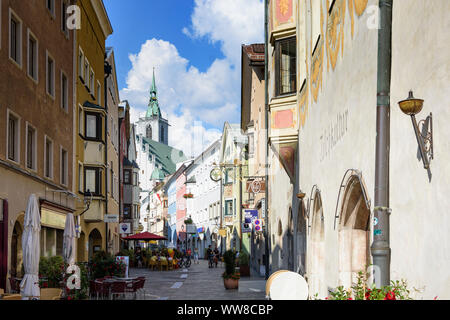 Schwaz, zone piétonne Rue Franz-Josef-Straße, à l'église Maria Himmelfahrt (Assomption de Marie), Hôtel de Ville, à droite), restaurant, Silberregion Karwendel, région d'argent du Karwendel, Tyrol, Autriche Banque D'Images