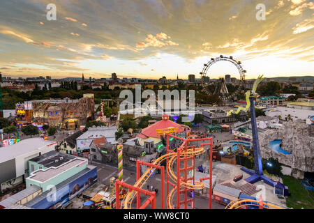 Wien, Vienne, manèges, montagnes russes, Grande Roue dans le parc d'attractions Prater, vue du centre ville, 02. Leopoldstadt, Autriche Banque D'Images