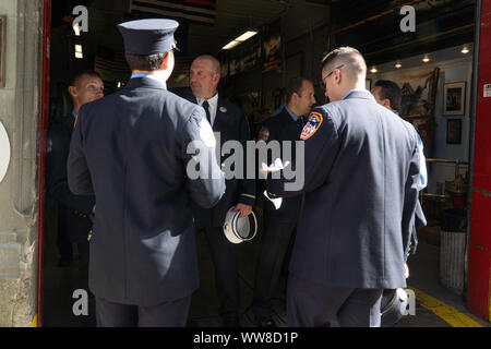Les pompiers de la ville de New York de se préparer à partir d'une cérémonie le 11 septembre. Crédit photo : Marty Jean-Louis Banque D'Images