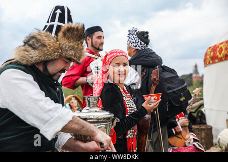 Moscou, Russie. 13 Sep, 2019. Des représentants de la République de Bachkirie montrent une cérémonie traditionnelle du thé à leur site au cours de la Société géographique de Russie Festival à Zaryadye park à Moscou, Russie, le 13 septembre 2019. La Société géographique de Russie 4e Festival se tiendra du 13 septembre au 22 septembre à Moscou. Les visiteurs pourront se familiariser avec la diversité de la nature et du patrimoine culturel de la Russie pendant le festival. Crédit : Maxim/Chernavsky Xinhua Banque D'Images