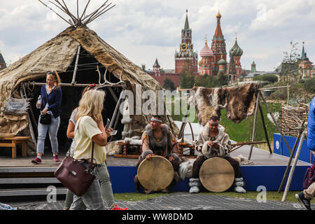 Moscou, Russie. 13 Sep, 2019. Des représentants de la région de Tchoukotka, en costumes traditionnels sont vus à leur site au cours de la Société géographique de Russie Festival à Zaryadye park à Moscou, Russie, le 13 septembre 2019. La Société géographique de Russie 4e Festival se tiendra du 13 septembre au 22 septembre à Moscou. Les visiteurs pourront se familiariser avec la diversité de la nature et du patrimoine culturel de la Russie pendant le festival. Crédit : Maxim/Chernavsky Xinhua Banque D'Images