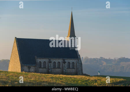 Chapelle Notre-Dame de la Garde chapelle au lever du soleil, Etretat, Seine-Maritime, Océan Atlantique, Normandie, France Banque D'Images