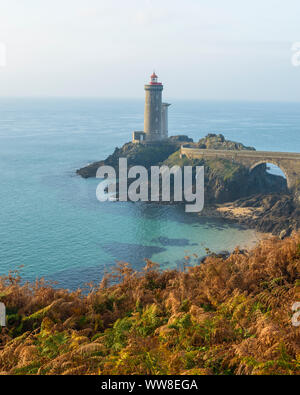 Phare sur matin d'automne, Phare du petit minou lighthouse, Plouzane, Océan Atlantique, Bretagne, France Banque D'Images