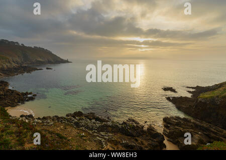 Lever du soleil sur une baie, Phare du petit minou lighthouse, Plouzane, Océan Atlantique, Bretagne, France Banque D'Images