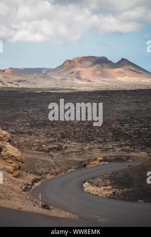 Chemin entre les volcans sur l'île de Lanzarote Banque D'Images