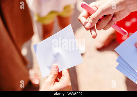 Deux personnes échangent une carte vierge, avec l'espace vide. Banque D'Images