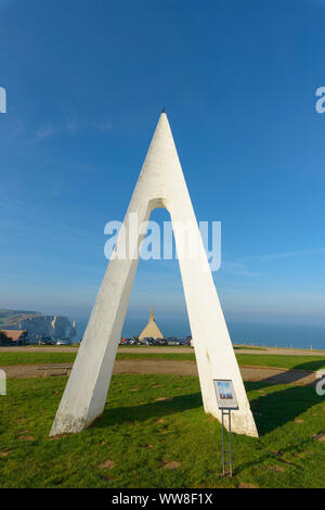 Le monument commémore les aviateurs Charles Nuungesser et François Coli, Etretat, Seine-Maritime, Océan Atlantique, Normandie, France Banque D'Images