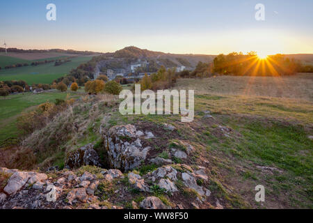 Limerock avec soleil levant, Emplacement : Piusberg Warstein, Arnsberger Wald, Sauerland, Allemagne, Banque D'Images