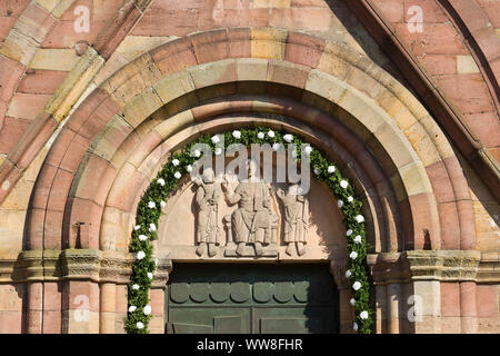 Allemagne, Baden-WÃ¼rttemberg, RheinmÃ¼nster, Minster Schwarzach, tympan avec le Christ entre les Apôtres Pierre et Paul, sur le portail ouest de l'ancienne Abbaye Bénédictine Banque D'Images