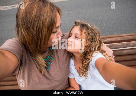 Couple de la famille Mère et fille ensemble dans une bonne activité de loisirs hugging et profiter de la journée de l'été avant le retour à l'école et l'hiver, blond caucasian mère et fille Banque D'Images