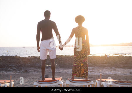 Couple heureux en amour peau noire s'amuser et de bonheur devant un magnifique coucher de soleil sur la mer, l'amour et vie pour toujours ensemble deux concept pour l'homme et de la femme dans la relation en vacances Banque D'Images