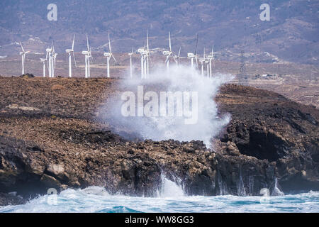 Littoral avec de grosses vagues de l'océan avec les moulins à vent pour produire de l'électricité, le style de vie à îles canaries Banque D'Images