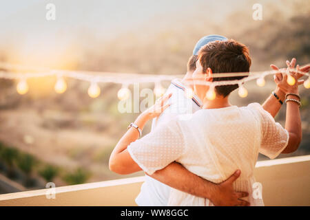 Beautiful couple dansant sur la terrasse sur le toit avec vue naturelle, l'amour et l'idée de rencontres pour les personnes ayant une activité de loisirs romantique avec amour et tendresse, foreverness concept et heure du coucher de soleil. Banque D'Images