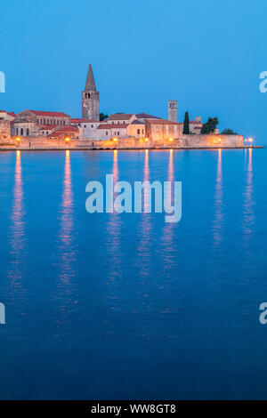 Vieille ville de Porec, sur la côte avec la basilique Euphrasienne, site classé au patrimoine mondial de l'Unesco, Istrie, Croatie Banque D'Images