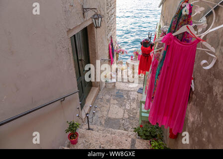 Aperçu vers la mer le long des rues de Rovinj, un magasin de vêtements pour femmes, Rovinj, Istrie, Croatie Banque D'Images