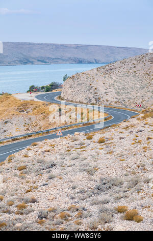 Route côtière sur l'île de Pag, Zadar, Croatie, Dalmatie Comté Banque D'Images