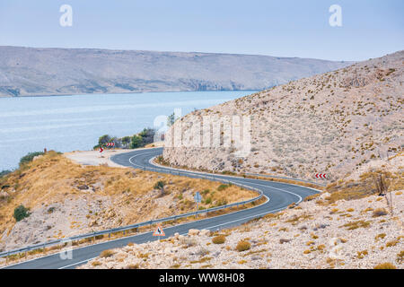 Route côtière sur l'île de Pag, Zadar, Croatie, Dalmatie Comté Banque D'Images