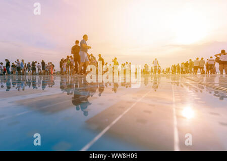 Les gens qui marchent sur l'installation d'art moderne le salut au soleil par Nikola Basic, Zara, Zadar, Dalmatie, Croatie, Europe Banque D'Images