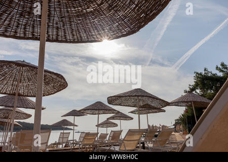 Des parasols et transat sur la plage avec aucun, basse saison le matin, au sud de Bodrum, Turquie, Banque D'Images