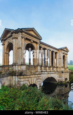 L'Angleterre, dans le Buckinghamshire, Stowe Stowe, paysage de jardins, le pont palladien Banque D'Images