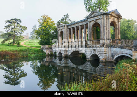 L'Angleterre, dans le Buckinghamshire, Stowe Stowe, paysage de jardins, le pont palladien Banque D'Images