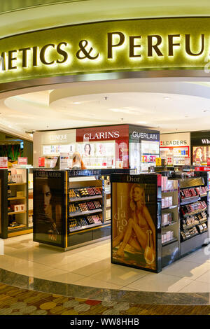 Singapour - CIRCA AVRIL 2019 : marchandises sur l'affichage à cosmétiques et parfums par le Shilla en franchise sur l'Aéroport International de Changi. Banque D'Images