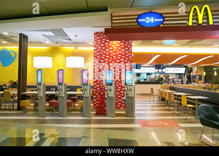 Singapour - CIRCA AVRIL 2019 : McDonald's à l'Aéroport International de Changi. Banque D'Images