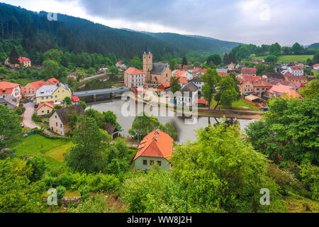 Portrait de Rozmberk nad Vltavou avec l'église de Saint Mary's et la Vlatva, Moldau, district de Cesky Krumlov, République tchèque, Bohême du Sud Banque D'Images