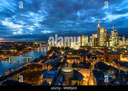 Frankfurt am Main, vue de Dom (cathédrale) au centre-ville avec RÃ¶(Mairie), Eglise Saint-Paul, des gratte-ciel et les tours à bureaux dans le quartier financier, rivière Main, Commerzbank Tower, Main Tower, Hessen (Hesse), Allemagne Banque D'Images