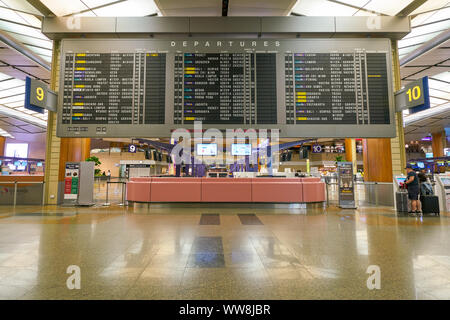 Singapour - CIRCA AVRIL 2019 : un affichage de renseignements sur les vols à l'aéroport International Changi de Singapour. Banque D'Images