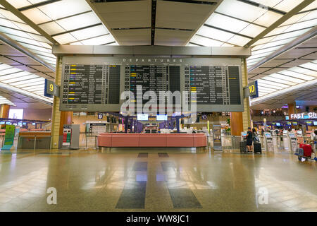 Singapour - CIRCA AVRIL 2019 : un affichage de renseignements sur les vols à l'aéroport International Changi de Singapour. Banque D'Images