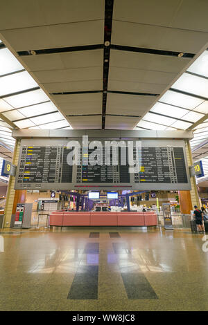 Singapour - CIRCA AVRIL 2019 : un affichage de renseignements sur les vols à l'aéroport International Changi de Singapour. Banque D'Images
