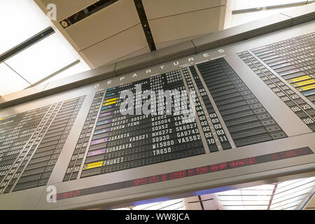 Singapour - CIRCA AVRIL 2019 : un affichage de renseignements sur les vols à l'aéroport International Changi de Singapour. Banque D'Images
