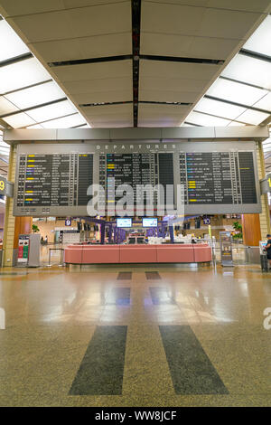 Singapour - CIRCA AVRIL 2019 : un affichage de renseignements sur les vols à l'aéroport International Changi de Singapour. Banque D'Images