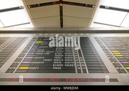 Singapour - CIRCA AVRIL 2019 : un affichage de renseignements sur les vols à l'aéroport International Changi de Singapour. Banque D'Images