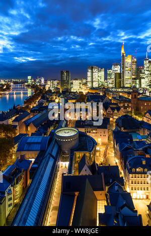 Frankfurt am Main, vue de Dom (cathédrale) au centre-ville avec RÃ¶(Mairie), Eglise Saint-Paul, des gratte-ciel et les tours à bureaux dans le quartier financier, Main, Hessen (Hesse), Allemagne Banque D'Images